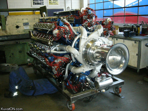147.1_litre_10000_hp_zvezada_m503a_engine_with_a_126_spark_plugs_and_a_168_valves.jpg