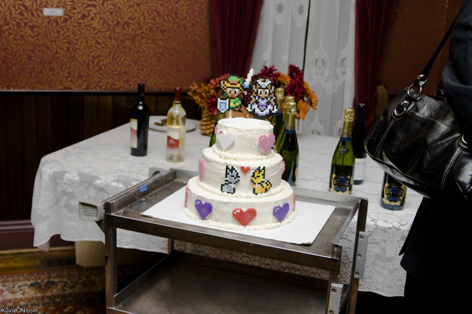 8_bit_wedding_cake.jpg