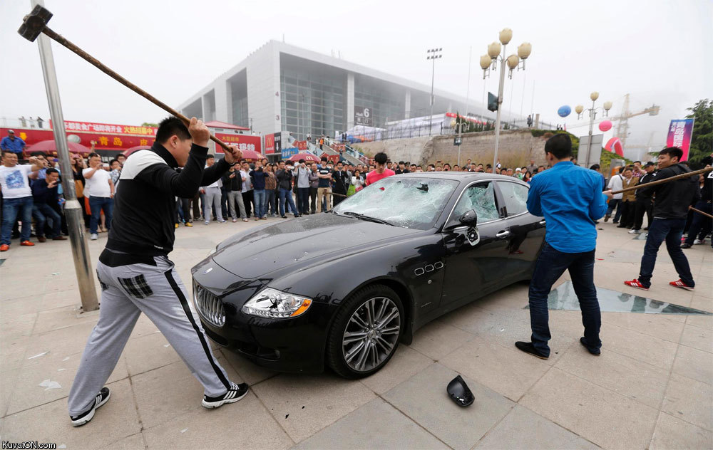 a_man_in_china_smashed_his_423000_usd_maserati_over_the_repair_bill.jpg