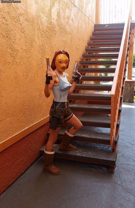 accurate_lara_croft_cosplay.jpg
