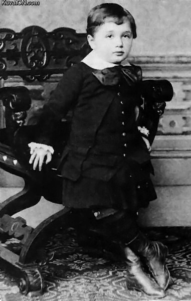 albert_einstein_at_the_age_of_three_1882.jpg