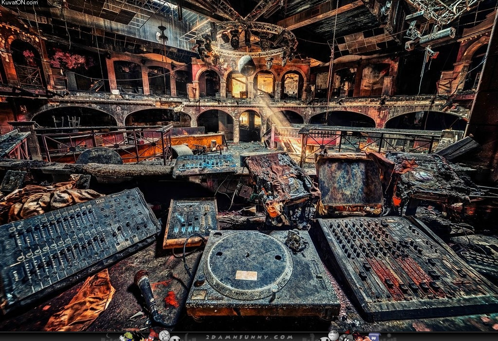 burned_down_nightclub_in_germany.jpg