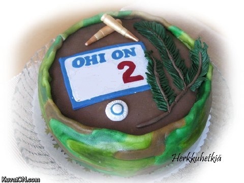 ceen_paperit_ohi_on_cake.jpg