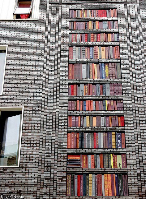 ceramic_book_building_in_amsterdam.jpg