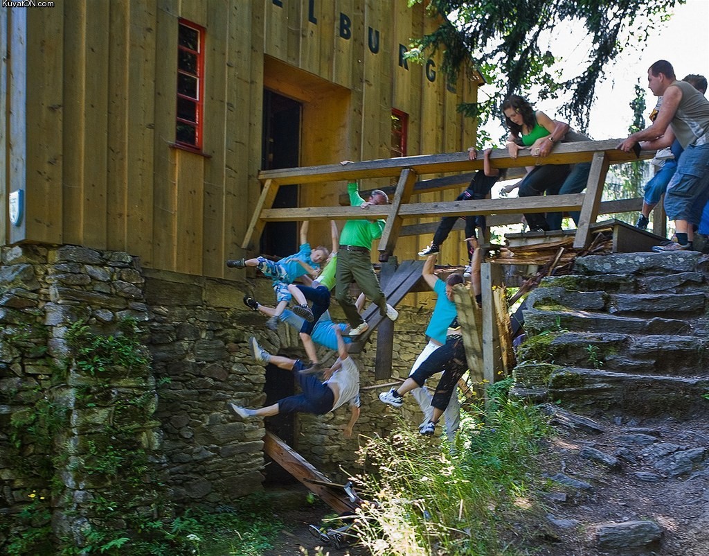 collapse_of_a_footbridge_an_accident_not_staged_9_wounded_1_sued.jpg