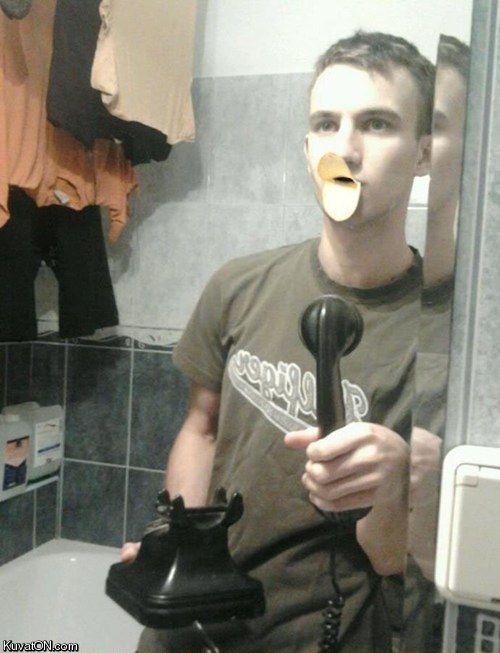 duckface_bathroom_mirror_phone_pic.jpg