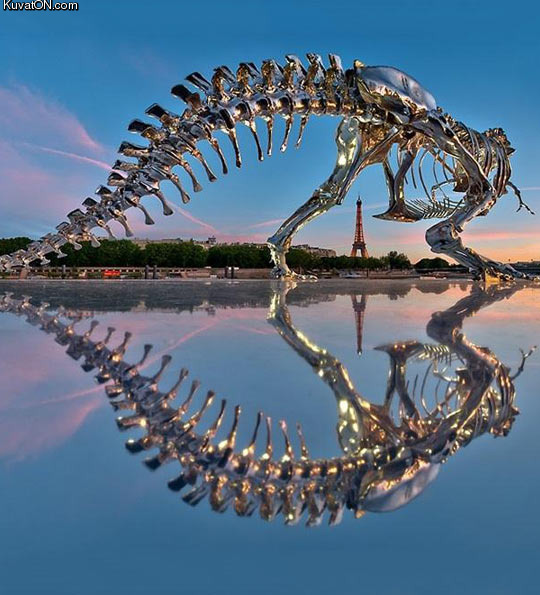 full_scale_trex_in_paris.jpg