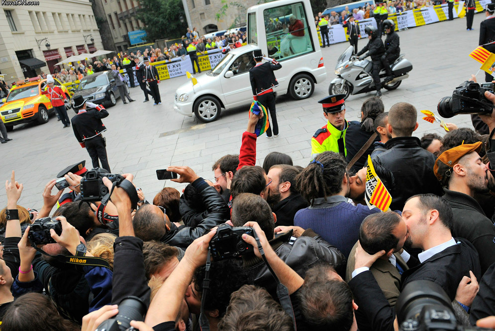 gay_kissing_and_the_pope.jpg