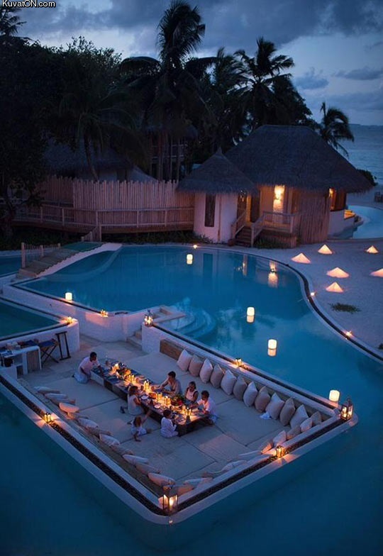 having_dinner_surrounded_by_a_swimming_pool.jpg