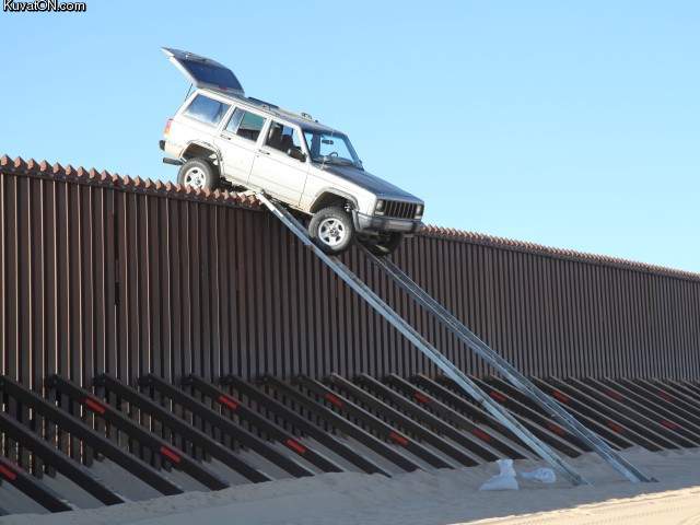 jeep_entering_arizona_from_mexico.jpg