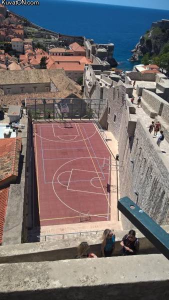 koripallokentta_kroatiassa.jpg