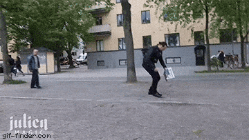 lukuhetki_kadulla.gif