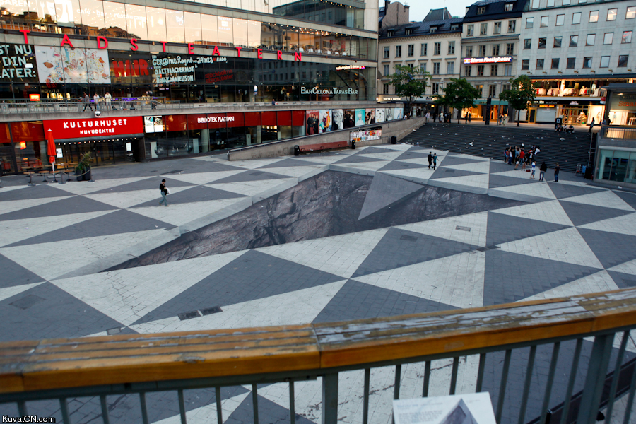 mind_your_step_sergels_torg_street_illusion.jpg