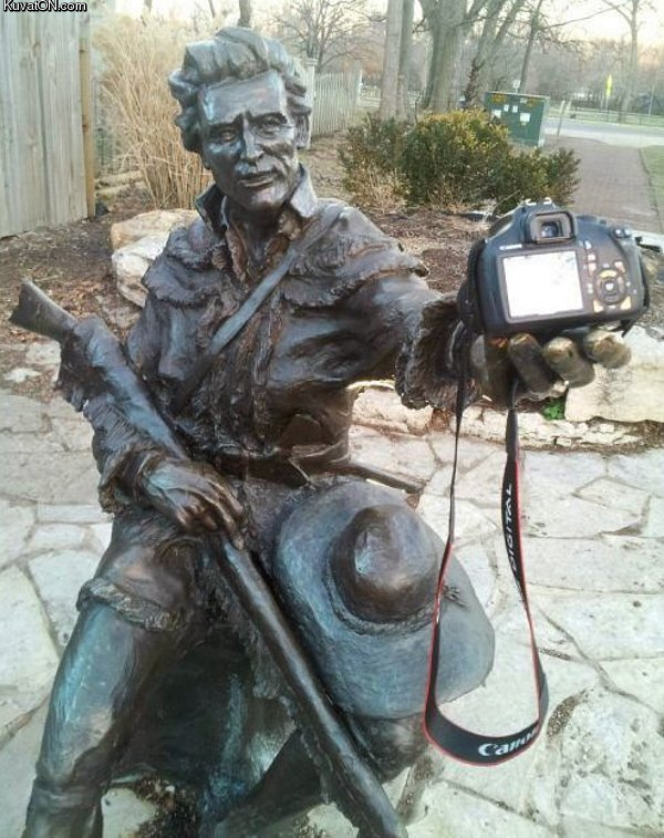 selfie_statue.jpg