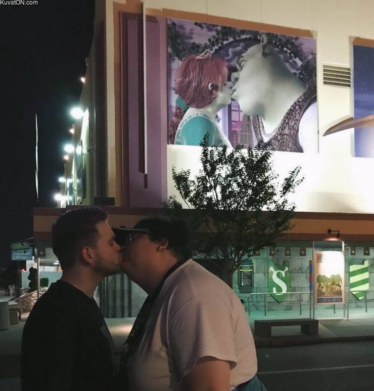 shrekkiss.jpg