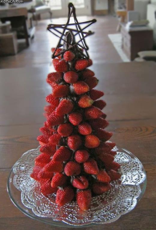 strawberry_xmas_tree.jpg