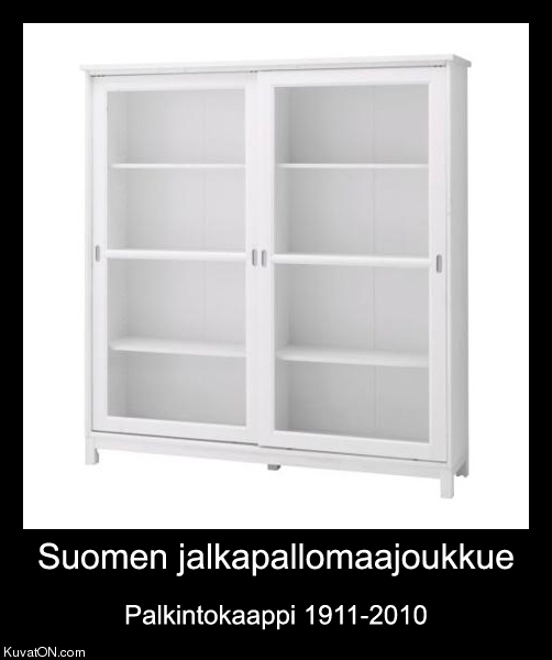 suomen_jalkapallomaajoukkueen_palkintokaappi.jpg
