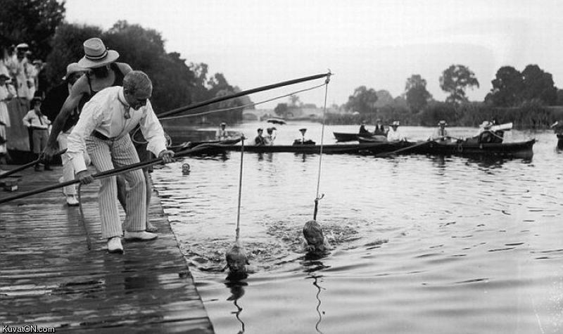 teaching_children_how_to_swim_1913.jpg