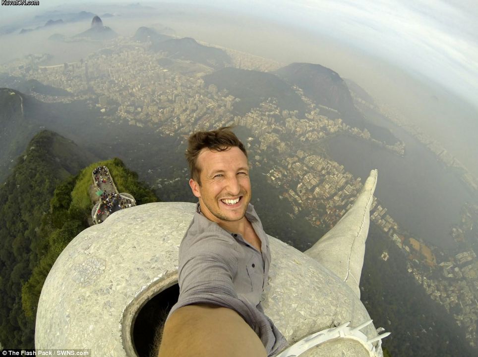travel_company_boss_takes_the_ultimate_rio_selfie.jpg