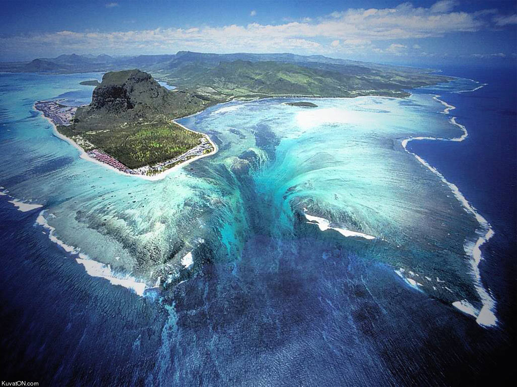 underwater_waterfall_illusion_at_mauritius_island.jpg