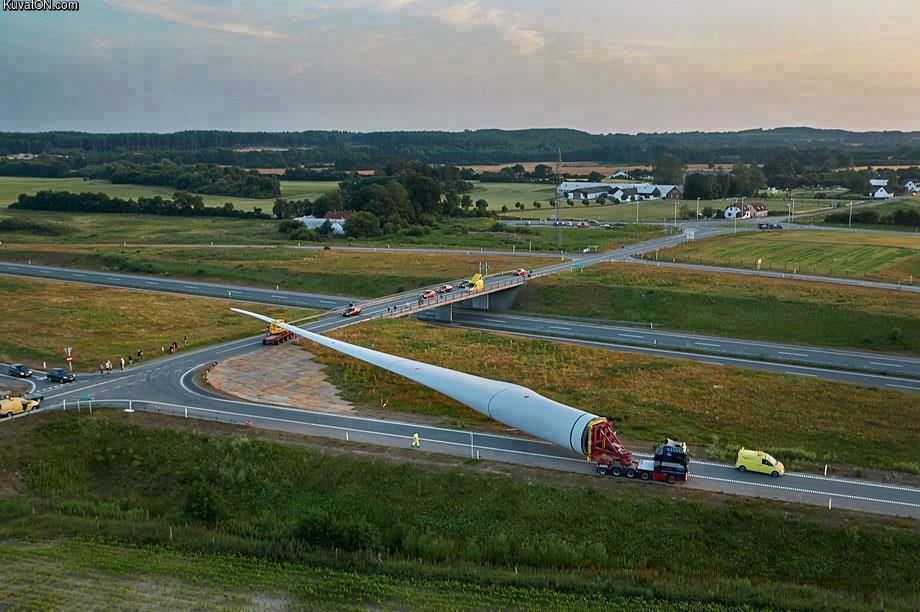 worlds_largest_wind_turbine_blade_in_transport_835m.jpg