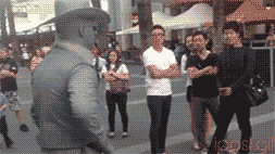 ärsyttävästi_korvan_takaa.gif