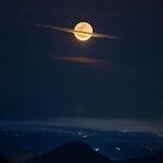 the_moon_decided_to_be_saturn_for_a_while.jpg